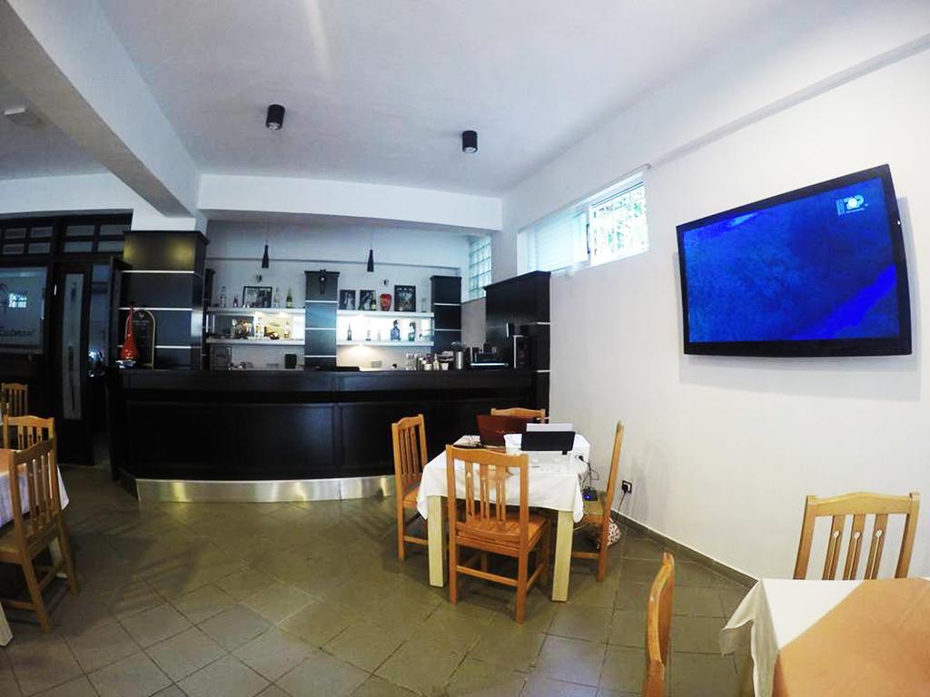 Hotel Aulona Sarandë エクステリア 写真